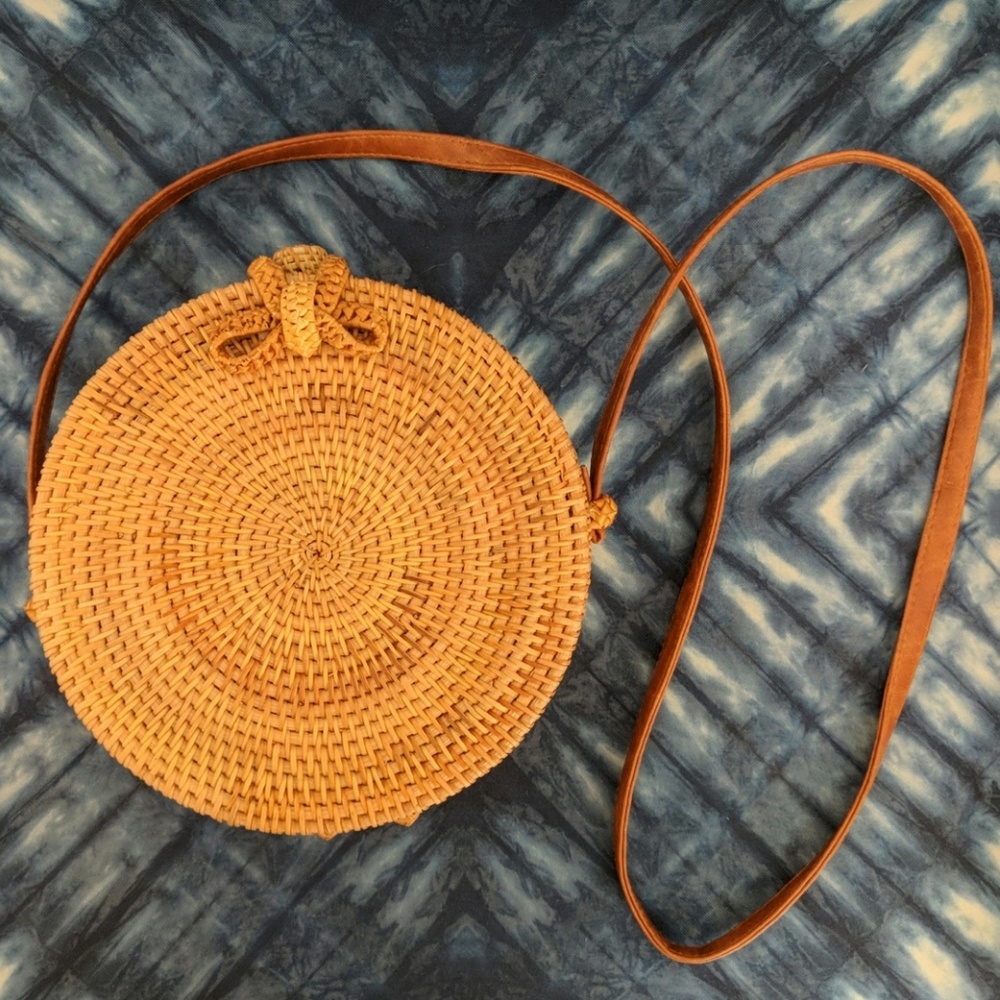 Round straw bali ata crossbody bag
